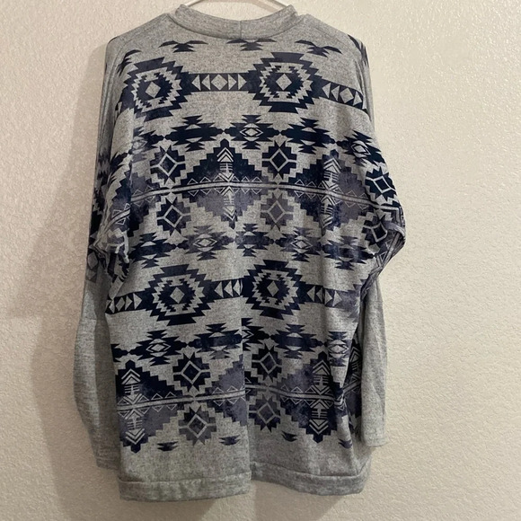 NWOT Charlotte Russe Navy and Gray Aztec Pattern Cardigan - Picture 4 of 4